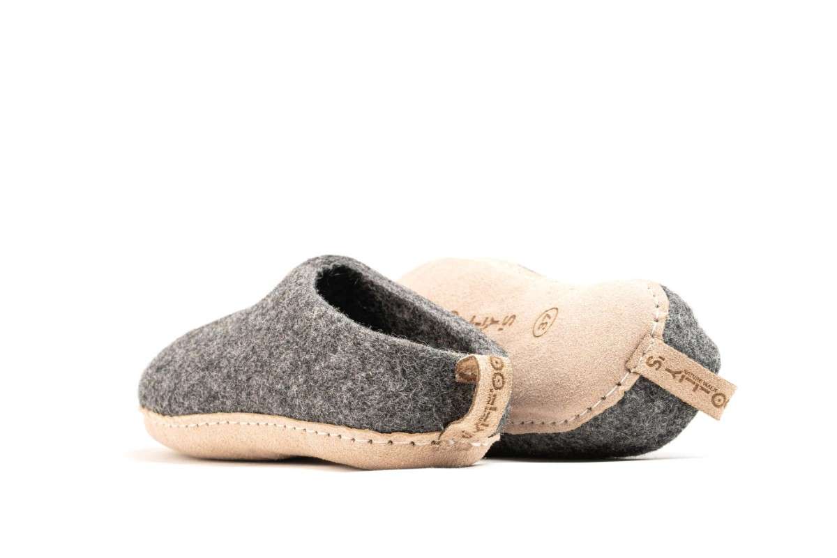 Indoor Open Hiel Slippers Met Lederen Sole-Houtskool