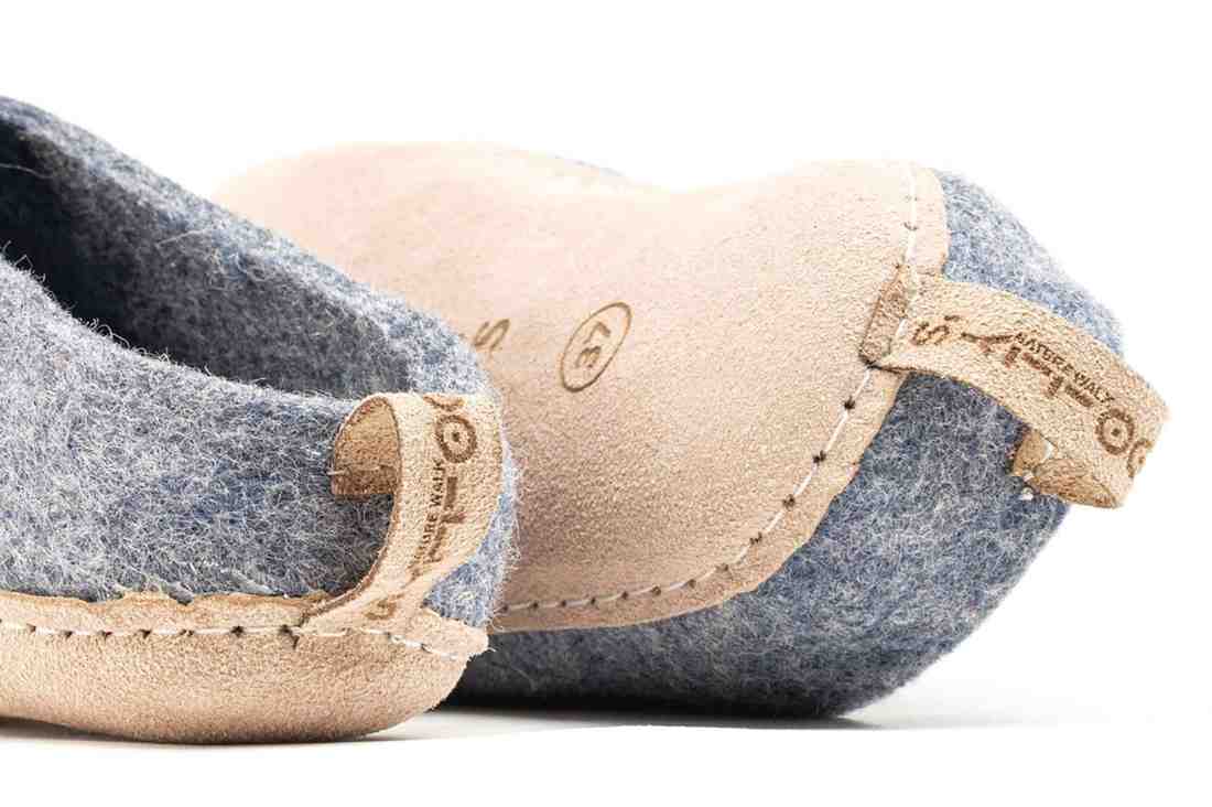 Chinelos internos de salto aberto com sola de couro - Denim