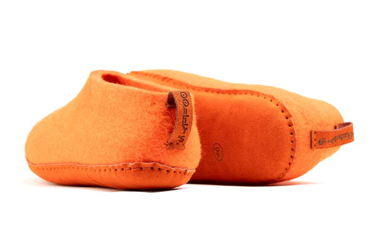 Sapatos de interior com sola de couro laranja