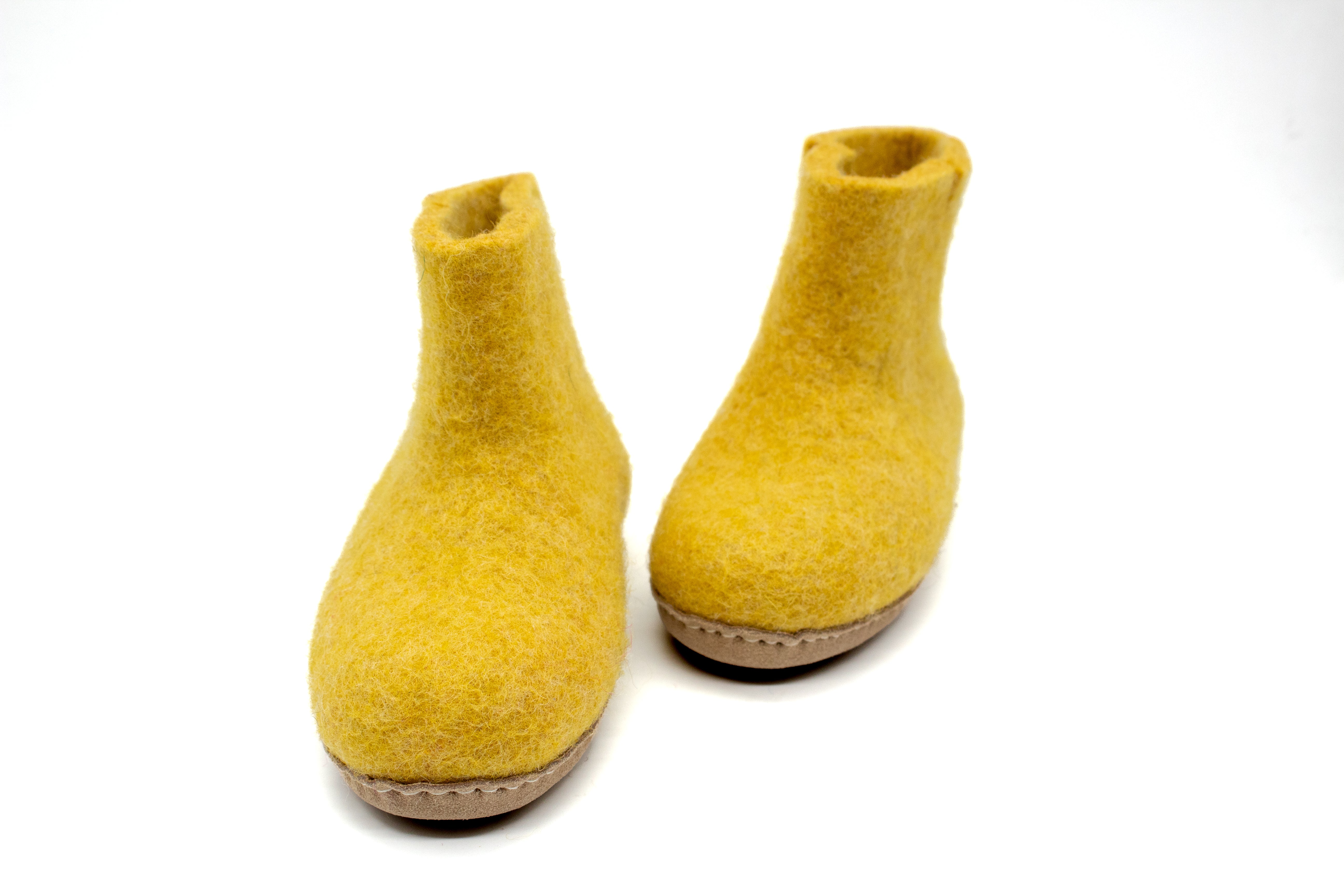 Botas infantis artesanais para áreas internas com sola de couro - Amarelo mostarda